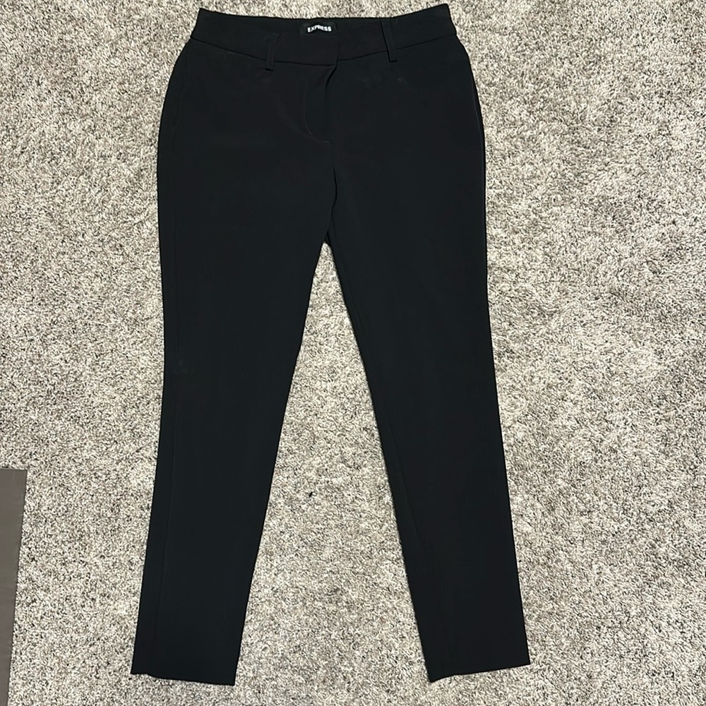 Express “The Editor Skinny” pant in black. Size 6 Short